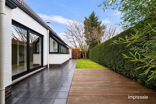 Langs de Mechelsesteenweg in Hove bevindt zich deze ruime en veelzijdige woning met vlotte bereikbaarheid richting Antwerpen en omliggende...