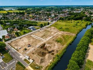 <strong><u>WERKEN ZIJN OPGESTART - 40 % VERKOCHT!!</u></strong> - Dit nieuw te ontwikkelen KMO-project omvat <strong>16 moderne KMO-units</strong> met oppervlaktes van <strong>235 tot 426 m²</strong>, die desgewenst <strong>samengevoegd kunnen worden tot grotere entiteiten</strong>. Het project is gelegen in <strong>Moerbeke</strong>, op slechts <strong>4 km van de E34-verbinding Antwerpen – Zelzate – Maldegem – Knokke</strong>, en geniet van een uitstekende bereikbaarheid.<br />Elke loods wordt uitgevoerd met hoogwaardige materialen.<br /><br />De constructie bestaat uit een <strong>staalstructuur met betonnen wanden en sandwichpanelen</strong>, een <strong>polybetonvloer</strong>, een <strong>automatische sectionaalpoort</strong> en een <strong>lichtstraat</strong> voor natuurlijke lichtinval. De nutsvoorzieningen zoals <strong>elektriciteit, stadswater en internetbekabeling</strong> worden tot in de unit binnengebracht. Daarnaast is elke unit voorzien van een <strong>regenwaterput van 5.000 liter</strong>, zijn <strong>afvoeren voor een toilet</strong> voorzien en worden de <strong>brandvoorzieningen deels door de verkoper aangelegd</strong>. De <strong>binnenhoogte bedraagt ca. 6,8 tot 7 meter</strong>.<br />De site biedt bovendien <strong>uitstekende toegankelijkheid en ruime manoeuvreermogelijkheden</strong>.<br /><strong>Unit A1</strong>
<ul>
	<li><span>oppervlakte: <strong>ca. 426 m²</strong></span></li>
	<li><span>prijs: <strong>€ 595.000</strong></span></li>
	<li><span>exclusief <strong>2 privatieve parkeerplaatsen </strong>aan 5.000 €/parkeerplaats en nutsvoorzieningen</span></li>
</ul>
<strong>Meer info</strong> via e-mail of telefonisch op <strong>0475 32 51 89</strong>.