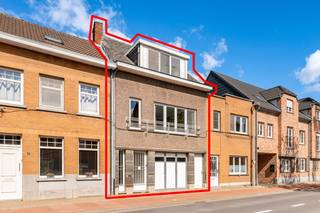 <strong>TE KOOP – Bel-étage woning op toplocatie in Berlaar.</strong><br /><br />Gelegen aan de Misstraat 14 in Berlaar bevindt zich deze charmante bel-étage woning op een perceel van 214 m², op wandelafstand van het station.<br />Een ideale woonst voor wie op zoek is naar ruimte, comfort en een vlotte bereikbaarheid.<br /><br /><strong>Indeling</strong>:<br />* <strong>Gelijkvloers</strong>: inkomhal, garage, wasplaats, apart toilet en toegang tot de tuin<br />* <strong>Eerste verdieping</strong>: lichtrijke woonkamer, eetkamer, keuken, badkamer en terras<br />* <strong>Tweede verdieping</strong>: drie volwaardige slaapkamers<br /><br />De woning beschikt over centrale verwarming op aardgas (recente installatie), wat zorgt voor een aangenaam wooncomfort.<br /><br />Met een <strong>EPC</strong>-score van 389 kWh/m² (<strong>label D</strong>) geldt er <strong>geen renovatieverplichting</strong>, wat deze woning extra interessant maakt voor zowel eigen bewoning als investering.<br /><strong>Elektriciteit = conform</strong>.<br /><br />Bent u benieuwd naar de indeling en afwerking? Ontdek deze woning via de interactieve grondplannen met foto’s op onze website.<br />👉 Surf naar www.wijns.be en bekijk de detailpagina van dit pand.<br /><br /><strong>Interesse?</strong><br />Aarzel niet en plan vandaag nog uw bezoek!<br />📞 0473/33 33 33<br />📧 philip@wijns.be<br />