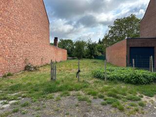 BOUWGRONDPerceelsoppervlakte: 492 m²Oriëntatie: Noord-oostPerceelsbreedte: 9 meterBouwvoorschriften:Halfopen of gesloten bebouwingBouwzone 6m breed...