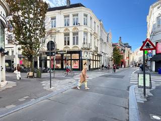 Meer info of een bezoek? 09 279 11 22 of info@centeroffice.be<br />Dit handelspand van +-120m2 over 2 verdiepen en +-60m2 (berging/kelder) bevindt zich in de Volderstraat, één van de drukste winkelstraten van Gent aan de hoek van de Veldstraat. Dicht bij de Gentse universiteit. Bovendien ligt het op amper een zucht verwijderd van het toeristisch en tevens historisch hart van Gent. Daarmee bedoelen we: het Belfort, de St.Baafskathedraal met het Lam Gods, het Gravensteen, het Geeraard de Duivelssteen, het Hotel d'Hane Steenhuyse en het Huis Arnold Vander Haeghen.  Dit ruim handelspand is volledig onderkelderd. Aan stockeerruimte is hier dus geen gebrek. 