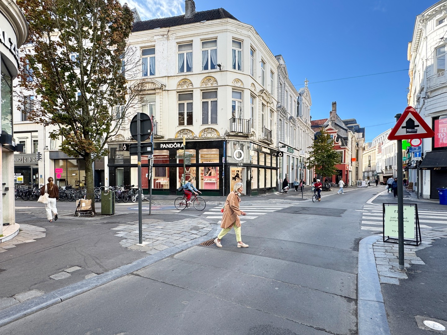 Handelspand aan de winkelstraat van Gent - foto 2