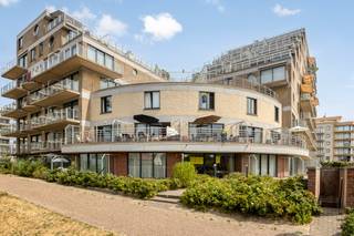 <u><em><strong>Geniet van dit instapklare gelijkvloers appartement in Residentie Maurice Calmeyn.</strong></em></u><br /><br />De ruime leefruimte beschikt over een mooie laminaat parketvloer en een sfeervolle houten accentmuur.<br />Dankzij de grote glaspartijen is er een directe toegang tot het zongerichte en aangename terras waar u heerlijk buiten kunt zitten.<br /><br />De open en modern ingerichte keuken sluit naadloos aan op de leefruimte. De keuken is strak wit afgewerkt, biedt veel kastruimte en is voorzien van hedendaagse inbouwtoestellen. Een op maat zwart-stalen glazen deur scheidt de keuken netjes af van de inkomhal.<br /><br />De ruime slaapkamer is praktisch ingericht met een grote open kastenwand.<br /><br />De badkamer beschikt over een ligbad en een lavabomeubel.<br />Daarnaast beschikt het appartement over een apart toilet.<br /><br />Tot slot is er een praktische berging aanwezig met een aansluiting voor uw wasmachine.<br />Het appartement is tevens voorzien van een waterverzachter met geïntegreerde lekdetectie.<br /><br /><strong>TROEVEN:</strong>
<ul>
<li>Aangenaam terras</li>
<li>Gelegen op 300m van het strand</li>
<li>Volledig instapklaar en modern afgewerkt</li>
</ul>
<br /><strong>Extra comfort en energiezuinige voorzieningen:</strong>
<ul>
<li>Alle accumulatietoestellen werden vervangen door een efficiënte doorstromer voor warm water.</li>
<li>De verwarmingsradiatoren werden vervangen door energiezuinige elementen van het kwaliteitsmerk Aterno.</li>
<li>De waterverzachter is uitgerust met een automatische lekdetectie voor extra veiligheid.</li>
</ul>
<br /><span>Met de installatie van een warmtepomp kan het appartement een gunstig EPC-label B behalen (156 kWh/m² jaar). <br />Offertes voor de upgrade van energielabel D naar B zijn reeds beschikbaar, met een geraamde kostprijs van ca. € 3.200 à € 3.500.<br />De aanvraag voor de plaatsing werd reeds ingediend en goedgekeurd tijdens de algemene vergadering van oktober 2025.</span>
