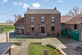 <p>Droom je van een plek waar charme, ruimte en potentieel samenkomen? In Walsbets wacht deze authentieke boerderij uit 1890 op iemand die haar opnieuw laat stralen. Op een perceel van ca. <strong>22a</strong> geniet je hier van karakter, rust en verrassend veel mogelijkheden.</p><p>Achter de gevel schuilt een woning met een warme, landelijke ziel. De benedenverdieping vormt een stevige basis voor een prachtig renovatieproject, met authentieke elementen die vragen om bewaard en in ere hersteld te worden. De woning is volledig gewelfd onderkelderd, wat niet alleen bijzonder is, maar ook heel wat extra ruimte en mogelijkheden biedt. Dankzij de centrale verwarming op gas en de dubbele beglazing in houten raamkozijnen, vernieuwd in 1988, is er al een mooie basis aanwezig.</p><p>Ook boven ontdek je een huis vol potentieel. De verschillende zolders openen de deur naar tal van invullingen: extra slaapkamers, een hobbyruimte, bureau of een sfeervolle master suite. Hier kan je echt een thuis creëren dat meegroeit met jouw plannen en levensstijl.</p><p>Buiten geniet je van een eigen inrit van <strong>120m²</strong> en een mooi perceel waar tuin, buitenleven en vrijheid centraal staan. En dat alles op slechts ongeveer 2 km van Landen, met winkels, voorzieningen en verbindingen binnen handbereik. Wie op zoek is naar een woning met karakter en toekomst, voelt hier meteen dat dit wel eens het begin van iets moois kan zijn.<br /><br /><strong><u>Vraag bezoek aan : jan.berge@living-stone.be 0470/980 210</u></strong></p>