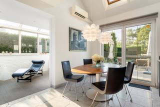 Bent u op zoek naar een uitzonderlijke eigendom waar comfortabel wonen en professioneel ondernemen perfect samengaan? Dan is deze ruime villa aan Craenevenne 8 te Genk een unieke opportuniteit.<br /><br />Deze voormalige dokterspraktijk beschikt over een aparte zijingang, een ruime wachtzaal en meerdere praktijk- of kantoorruimtes, waardoor cliënten of patiënten volledig gescheiden van het privé-gedeelte kunnen worden ontvangen. Het pand is uitermate geschikt voor vrije beroepen, een groepspraktijk, advocaten- of accountantskantoor, consultancy of andere professionele activiteiten.<br /><br />Dankzij de royale indeling en de afzonderlijke toegang biedt deze eigendom bovendien uitstekende mogelijkheden voor kangoeroewonen of een zorgwoning (onder voorbehoud van de geldende stedenbouwkundige voorschriften). Zo kunnen meerdere generaties comfortabel samenwonen met behoud van ieders privacy.<br /><br />De woning zelf biedt alle ruimte voor een groot gezin en beschikt over vijf volwaardige slaapkamers, twee badkamers, een aparte bureauruimte, een praktische wasplaats en een ruime zolder.<br /><br />Een extra troef is de volledig onderkelderde verdieping, ideaal als berging, hobbyruimte of extra opslag. Daarnaast beschikt de woning over een dubbele ondergrondse garage. Goed EPC B.<br /><br />Buiten wordt u verwelkomd in een prachtig aangelegde tuin waar rust en privacy centraal staan. Dankzij de volwassen beplanting en de doordachte inrichting geniet u hier het hele jaar door van een groene oase. Ook aan parkeergelegenheid is gedacht, met voldoende parkeerplaatsen op eigen terrein voor bewoners, cliënten en bezoekers.<br /><br />Buitengewone kenmerken;<br />Voormalige dokterspraktijk met professionele indeling.<br />Aparte zijingang voor praktijk of kantoor.<br />Ruime wachtzaal en meerdere praktijk-/kantoorruimtes.<br />Mogelijkheid tot combinatie van wonen en werken.<br />Geschikt voor kangoeroewonen of zorgwonen (onder voorbehoud van vergunning).<br />Goed EPC B!<br />5 ruime slaapkamers.<br />2 badkamers.<br />Aparte bureauruimte.<br />Praktische wasplaats.<br />Ruime zolder.<br />Volledig onderkelderd.<br />Dubbele ondergrondse garage.<br />Voldoende parkeerplaatsen op eigen terrein.<br />Fraai aangelegde tuin met maximale privacy.<br />Rustige residentiële ligging met een uitstekende bereikbaarheid.<br /><br />Deze veelzijdige villa combineert ruimte, comfort en functionaliteit op een uitzonderlijke manier. Of u nu op zoek bent naar een exclusieve gezinswoning, een praktijk aan huis, een eigendom voor meerdere generaties of een combinatie van wonen en ondernemen, deze unieke eigendom biedt tal van mogelijkheden en is klaar voor een nieuw hoofdstuk.