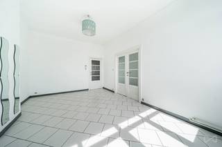 <p><strong>Infos &amp; visites – 02 315 51 71</strong></p>
<p><strong>We Invest Brussels</strong> vous présente ce <strong>bel appartement de 83 m²</strong>, idéalement situé <strong>Avenue Henri Strauven 37</strong>, au <strong>2ᵉ étage</strong> d'une copropriété bien entretenue, à quelques minutes du <strong>Rouge-Cloître</strong>, des transports, des commerces et de toutes les commodités.</p>
<p>Dès l'entrée, vous découvrez un agréable séjour lumineux, une cuisine indépendante avec balcon ainsi que deux belles chambres, dont une avec un second balcon. Une salle de bains spacieuse complète l'ensemble.</p>
<p>En <strong>bon état général</strong>, cet appartement offre une excellente base pour un premier achat ou un investissement. Il bénéficie d'un <strong>PEB D</strong> et d'une <strong>installation électrique non conforme</strong>.</p>
<p>Grâce à son emplacement privilégié, à proximité immédiate des espaces verts du Rouge-Cloître, des écoles, des commerces et des principaux axes, ce bien représente une <strong>belle opportunité</strong> sur le marché.</p>
<p><strong>À visiter sans tarder ! Une opportunité rare dans le quartier.</strong></p>