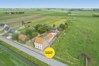 Open bebouwing met landelijk verzicht op 5.450 m² – uitzonderlijk veel potentieel!<br /><br />Op zoek naar ruimte, rust en mogelijkheden? Deze open bebouwing, landelijk gelegen en voorzien van een goedgekeurde functiewijziging naar zonevreemde woning, biedt een unieke kans op een uitzonderlijk ruim perceel van maar liefst 5.450 m².<br /><br />De eigendom geniet van een prachtige groene omgeving, een open landelijk verzicht en een bijzonder rustige ligging. Dit maakt ze de ideale uitvalsbasis voor wie droomt van een renovatieproject op maat of de realisatie van een nieuwbouw op een royaal perceel.<br /><br />De bestaande woning omvat diverse leefruimtes en vier slaapkamers, waardoor er vandaag al een ruime basis aanwezig is. Daarnaast bieden de bijgebouwen tal van extra mogelijkheden, zoals opslagruimte, hobbyruimte,...<br /><br />Dankzij de omvang van het perceel geniet u hier van een heerlijk gevoel van vrijheid, privacy en buitenruimte. Bovendien bestaat de mogelijkheid om bijkomende landbouwgrond aan te kopen.<br /><br />Een zeldzame opportuniteit voor wie landelijk wil wonen, renoveren of bouwen op een ruim perceel met prachtig verzicht en veel potentieel.<br /><br />Neem voorsprong met een vrijblijvende en gratis schatting van uw eigendom via:<br />http://www.residentievastgoed.be/gratisonlineschatten<br /><br />EPC: F-Label (Ref. NI26566)