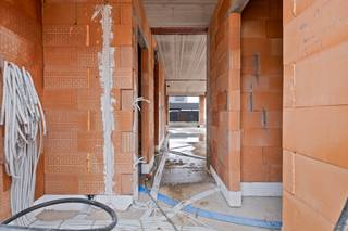 <p>Te koop: moderne nieuwbouw open bebouwing in Panisdries, Koersel, centraal gelegen in Limburg, nabij scholen en openbaar vervoer.</p>

<p> </p>

<p>Deze woning (bouwjaar 2026) combineert eigentijdse architectuur met duurzame voorzieningen, waardoor ze klaar is voor de toekomst. Dankzij de centrale ligging geniet u van een vlotte verbinding naar omliggende gemeenten en dagelijkse voorzieningen. De open bebouwing biedt een ruim gevoel en veel lichtinval, ideaal voor comfortabel wonen.</p>

<p> </p>

<p>INDELING:</p>

<p>• Inkomhal met apart toilet</p>

<p>• Ruime woonkamer met grote ramen en directe toegang tot het terras</p>

<p>• Moderne keuken en eetkamer, perfect voor gezellige momenten</p>

<p>• Berging voor extra opslag</p>

<p>• 3 slaapkamers met voldoende lichtinval</p>

<p>• Badkamer met kwalitatieve afwerking</p>

<p>• Terras, omheinde tuin en carport</p>

<p> </p>

<p>TROEVEN:</p>

<p>• Nieuwbouw (oplevering eind 2026)</p>

<p>• Moderne en duurzame voorzieningen (zonnepanelen, warmtepomp)</p>

<p>• Centrale ligging nabij scholen en openbaar vervoer</p>

<p> </p>

<p>Neem vandaag nog contact op met uw ERA-makelaar voor een bezoek.</p>

<p> </p>

<p>JOUW DROOMHUIS. ZO GEVONDEN!</p>