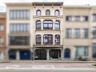 Laat je betoveren door dit prachtige, statige herenhuis in het hart van Mechelen. Met zijn royale ruimtes, verfijnde afwerking en authentieke karakter biedt dit unieke pand een uitzonderlijk wooncomfort en eindeloze mogelijkheden.<br /><br />Bij binnenkomst word je verwelkomd in een indrukwekkende inkomhal die de grandeur van het pand meteen voelbaar maakt. Op het gelijkvloers bevinden zich een inpandige garage, een stijlvolle eetruimte, een keuken, een toilet en een bureauruimte. Vanuit de eetruimte heb je toegang tot een prachtige stadstuin, een oase van rust midden in de stad.<br /><br />Via de majestueuze trap bereik je de eerste verdieping, waar een ruim woongedeelte met open keuken zich bevindt. Aansluitend vind je een royale slaapkamer met een terras en toegang tot de tuin, een ruime inloopdressing en een luxueuze badkamer.<br /><br />Op de tweede en derde verdieping bevinden zich in totaal zes ruime kamers, elk met een eigen badkamer. De derde verdieping beschikt bovendien over een wasruimte en een aparte kitchenette, ideaal voor gasten of inwonende familieleden. Alle kamers zijn voorzien van airconditioning en een eigen zekeringskast.<br /><br />Kortom, dit karaktervolle herenhuis combineert ruimte, luxe en comfort. Met zijn zeven stijlvolle kamers, een prachtige stadstuin en de vele mogelijkheden voor co-housing, kangoeroewonen of ondernemerschap, biedt het een unieke leefervaring.<br /><br />Bijzonderheden: <br />- High-end afwerking en instapklaar<br />- Ruim en veelzijdig herenhuis met karakter<br />- Mogelijkheid tot overname meubels<br />- Perfect als exclusieve privéwoning of kangoeroewoning