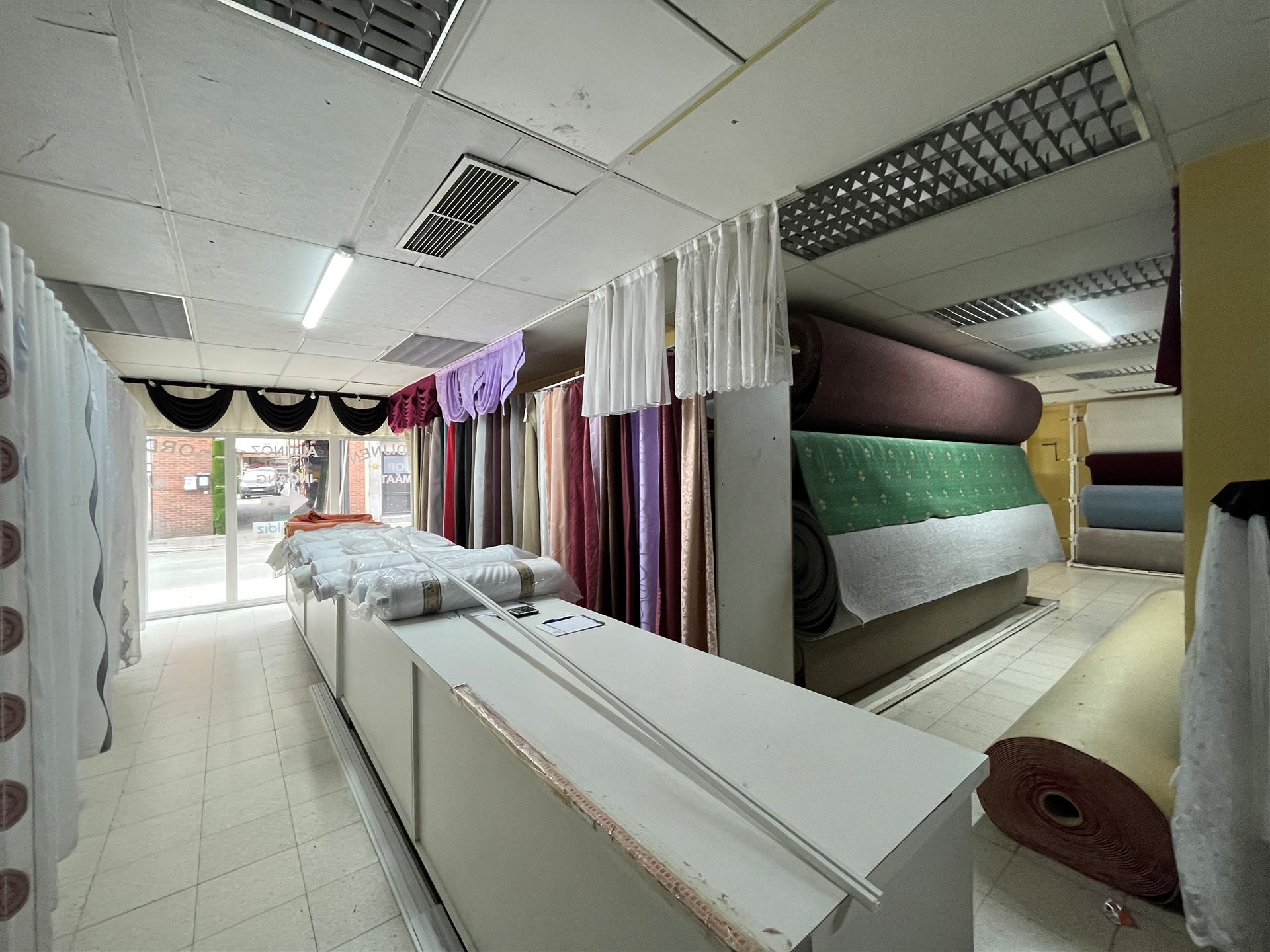 Appartementsgebouw met grote winkel (450m²) - foto 5