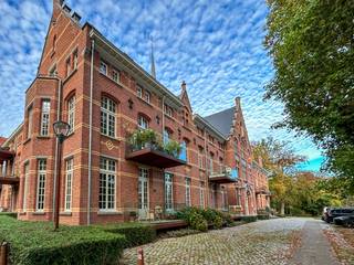 <strong>1-slaapkamer appartement top een prachtige locatie! </strong><br /><br />Dit appartement is gelegen op de 1ste verdieping en beschikt over een zuid gericht terras, veel lichtinval en een schitterend uitzicht op een rustgevend en historisch park, een weiland-vallei en een uitzonderlijk patrimonium aan zeldzame, oude uitheemse en inheemse bomen.<br /><br />Het appartement omvat een ruime lichtrijke leefruimte met volledig geïnstalleerde open keuken, een bergruimte met aansluiting voor wasmachine en droogkast, een apart toilet, een slaapkamer en een badkamer met inloopdouche, lavabo en toilet. Bij het appartement hoort ook een kelderberging, autostaanplaats en een gemeenschappelijke afgesloten fietsenstalling.<br /><br />In het gebouw zijn er ook twee logeerkamers, waarvan gebruik gemaakt kan worden voor vrienden of familie die willen blijven overnachten. Voor de kinderen of kleinkinderen is er een binnen kinderspeelruimte voorzien van speelgoed. <br /><br />Het appartement is gelegen nabij de Tiensesteenweg te Lovenjoel (Bierbeek). Hierdoor heb je een goede verbinding tot Leuven met de wagen, de fiets of het openbaar vervoer. Met de fiets doe je er 15 minuten over om de 5 km af te leggen tot Leuven. Ook de verbinding met de E40 is zeer vlot bereikbaar.<br /><br />Dit appartement is uiterst geschikt om luxueus te wonen in een rustige groene omgeving met veel fiets en wandelmogelijkheden & wellness- en sportfaciliteiten die lichaam en geest verwennen. In het appartementsgebouw bevindt zich ook het binnenzwembad met zonneterras & sauna, de fitnessruimte, de wasserette en de sfeervolle lounge met gashaard. Alles vlakbij en rechtstreeks te betreden vanuit de gangen van het gebouw.<br /><br />Beschikbaar vanaf 1 februari 2027! Huurprijs: 1.080 euro/maand + 180 euro/ maand provisie gemeenschappelijke kosten, verwarming en warm water + 20€/maand voor het gebruik van de wellness. <br /><br />Graag meer info of een bezoekje? info@immogve.be of 016/56.56.14