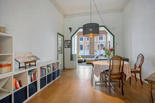 De woning is gelegen aan de Stationlei, op een steenworp afstand van het bruisende centrum van Vilvoorde. Op wandelafstand van het station van Vilvoorde, met een uitstekende en snelle verbinding richting Brussel, Mechelen en Leuven. Scholen, winkels, supermarkten, gezellige horeca en openbaar vervoer bevinden zich allemaal in de directe nabijheid.<br /><br />Door de jaren heen is de woning grondig gerenoveerd waardoor het pand een uitstekende staat kent en volledig instapklaar is. De authentieke elementen, zoals de originele vloertegels in de inkomhal, sierlijsten en sfeervolle deuren met glas-in-lood, geven het pand een unieke ziel en warme uitstraling.<br /><br />De indeling van het huis ziet er als volgt uit:<br /><br />Gelijkvloers:<br />- Karaktervolle inkomhal met authentieke vloer en stijlvolle traphal<br />- Gastentoilet met lavabo<br />- Lichte en ruime leefruimte, voorzien van een sfeervolle pelletkachel<br />- Aaneensluitende eetplaats<br />- Moderne, open keuken met eiland, uitgerust met hoogwaardige toestellen en grote raampartijen die zorgen voor direct zicht op de tuin<br />- Handige berging/wasplaats met aansluiting voor wasmachine en droogkast<br />- Gezellige, onderhoudsvriendelijke stadstuin, volledig omheind<br /><br />Eerste verdieping:<br />- 3 ruime slaapkamers met veel lichtinval. Eén kamer heeft de mogelijkheid om een douche te installeren, de leidingen zijn reeds voorzien<br />- Badkamer, uitgerust met dubbele lavabo, toilet en groot ligbad <br /><br />Tweede verdieping & Mezzanine:<br />- 4e slaapkamer<br />- 5e slaapkamer en 6e (slaap)kamer ideaal voor een groot gezin, thuiswerkplekken of een hobbyruimte. Mogelijkheid tot het inrichten van een studio-ruimte op de bovenste verdieping (watervoorziening reeds aanwezig)<br /><br />Kelder:<br />- Deels onderkelderde ruimte voor extra opslag<br /><br />Belangrijkste troeven op een rij:<br />- Prachtig gerenoveerd herenhuis met behoud van authentieke elementen<br />- Zeer ruime woning (229 m² bewoonbaar)<br />- Energiezuinig (EPC B) en conforme elektriciteit<br />- Strategische ligging vlakbij openbaar vervoer, scholen en het centrum.<br /><br />Interesse in een bezoek? Neem vandaag nog contact op voor meer informatie of om een bezichtiging in te plannen!<br /><br />Bestuursmaatregelen in het maatregelenregister: nee