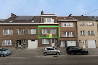 <p>Immo Pické biedt U dit gelijkvloers appartement aan gelegen in de onmiddellijke omgeving van scholen, winkels, openbaar vervoer en de belangrijkste verbindingswegen.<br />Het appartement is als volgt ingedeeld:<br />Eerste verdieping:<br />Een inkomhal, een woonkamer, een eetkamer, een grote slaapkamer, een afzonderlijk toilet en een badkamer. Aanwezigheid van een kelder. Huurprijs: 630 euro<br />EPC C (253 kwh/m²/j) - 20260131-0003788173-RES-1<br />Het gebouw is geheel vergund</p>