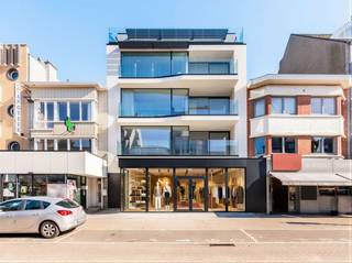 Casco handelspand in residentie Beach Avenue – toplocatie in de Strandlaan van Sint-Idesbald<br /><br />In de stijlvolle residentie Beach Avenue bieden we een casco handelsruimte van 187,50 m², gelegen in de culinaire Strandlaan van Sint-Idesbald. Dankzij de grote raampartijen geniet het pand van veel visibiliteit en natuurlijke lichtinval, ideaal voor een aantrekkelijke etalage.<br /><br />De vloerisolatie, vloerverwarming, chape en het plakwerk zijn reeds voorzien. Bovendien zijn zonnepanelen gekoppeld aan het privatieve gedeelte, wat bijdraagt aan een lage energiekost.<br /><br />Volgende handelsactiviteiten zijn toegelaten:
<ul>
<li>Tearoom, koffiehuis of koude bakkerij</li>
<li>Handel in luxeartikelen (kleding, juwelen, parfumerie, boeken, wijnhandel, …)</li>
<li>Bloemenzaak</li>
<li>Vrij beroep</li>
<li>Bank- en verzekeringskantoor, reisbureau of immobiliënkantoor</li>
<li>Winkel in elektrische huishoudtoestellen en aanverwante producten</li>
</ul>
<br />Zoekt u een commercieel pand op een toplocatie om uw zaak op te starten in het hart van Sint-Idesbald? Contacteer ons voor meer informatie of een bezoek ter plaatse.
