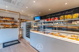 Te huur: commerciële topper op zichtlocatie in ZwijnaardeVestig uw kantoor, winkel of praktijk op een plek waar u niet onopgemerkt blijft!Deze ruime...