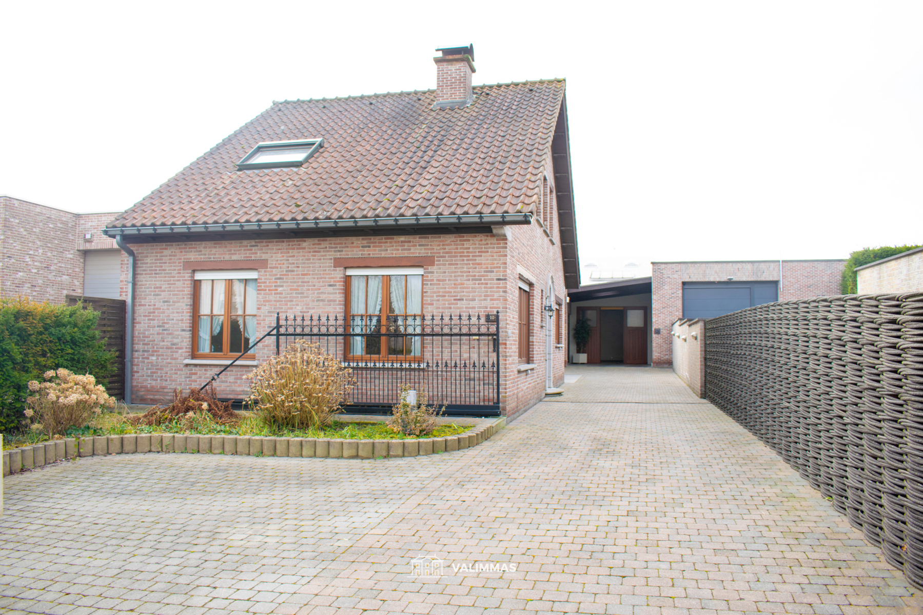 Zeer ruime, instapklare woning met atelier/opslag en parking - foto 1