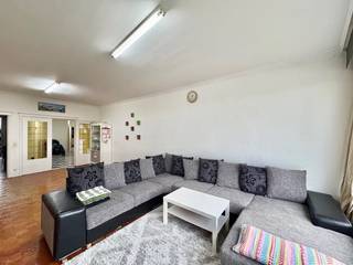 Op de 7de verdieping van het gebouw aan de Belgiëlei 73A (B701) bevindt zich dit ruime appartement van 115 m², dat veel potentieel biedt voor wie op zoek is naar een comfortabele woonst of een interessante investering. Het appartement beschikt over een lichte, ruime woonkamer die rechtstreeks aansluit op de keuken. Vanuit hier heb je toegang tot het gesloten kleine terras. <br />De inkomhal met ingebouwde kasten zorgt voor een praktische en ordelijke ontvangst en leidt naar de rest van het appartement. Er zijn twee grote slaapkamers, telkens met voldoende lichtinval, en daarnaast twee badkamers, wat het appartement bijzonder comfortabel maakt. Verder zijn er twee toiletten en een handige berging aanwezig.<br /><br />In de ondergrondse verdieping is zowel een staanplaats als een kelderberging inbegrepen. Het gebouw is uitgerust met een lift en er is een actieve syndicus aanwezig, wat bijdraagt aan het algemene onderhoud en beheer. Het appartement wordt momenteel verhuurd. <br /><br />De EPC-score B en de vermelding asbestveilig zijn sterke troeven. Het appartement dient echter gerenoveerd te worden en de elektriciteit is niet conform. Dit biedt meteen de mogelijkheid om het volledig naar eigen smaak en comfort te moderniseren.<br /><br />Vraagprijs: € 305.000,00,- incl parking en berging.<br /><br />Wenst u een afspraak om dit appartement te bezichtigen? Contacteer ons gerust via immo@sidimex.be of op 03 203 02 02. Wij plannen met veel plezier een bezoek voor u in!
