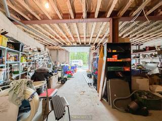 Veelzijdige OPBRENGSTEIGENDOM met MAGAZIJN, APPARTEMENT en TUIN biedt WONEN én WERKEN op TOPLIGGING in Ronse. Deze INSTAPKLARE eigendom combineert een RUIM MAGAZIJN van ca. 120 m² met een LICHTRIJK BOVENLIGGEND APPARTEMENT en een ZUIDGERICHTE BUITENRUIMTE. Het magazijn beschikt over een BUREEL, TOILET en een BREDE SECTIONAALPOORT (2,90 m), ideaal voor OPSLAG of een ZELFSTANDIGE ACTIVITEIT. Het comfortabele appartement omvat een INKOMHAL, LEEFRUIMTE met OPEN KEUKEN en BUREAUHOEK, BERGING, BADKAMER, GASTENTOILET en TWEE SLAAPKAMERS. Blikvanger is het ZONNIG TERRAS van maar liefst 45 m². Achteraan het perceel bevindt zich een GROTE PARKEERZONE met AANPALENDE TUIN. Dankzij de CENTRALE LIGGING vlak bij het CENTRUM, WINKELS en OPENBAAR VERVOER is dit een UITSTEKENDE KANS voor wie WONEN en WERKEN wil combineren.<br />Adres: Zonnestraat 102 bus 001 + 101 te Ronse<br /><br />G-score + P-score D.