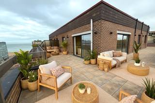 Pure LUXE... HIGH-END GERENOVEERD appartement met 2 SLAAPKAMERS, fenomenaal ZEEZICHT & uniek groot ZONNETERRAS (+- 100m<sup>2</sup>) op AAA-LOCATIE. Deze parel (8°V) werd 100% vernieuwd met de meest kwalitatieve TOPMATERIALEN en maakt deel uit v/e verzorgde residentie met lift. Dit royaal app. (bewoonbare opp 104m<sup>2</sup>) omvat: Inkomhal met vestiaire en gastentoilet, LICHTOVERGOTEN leefruimte, nagelnieuwe open luxekeuken (o.a. toestellen Miele: inductiekookplaat, oven, microgolfoven, stoomoven, ijskast, vaatwas, composiet werkblad,...), berging, 2 ruime slaapkamers, luxe badkamer afgewerkt in mortex (voorzien van: ligbad, inloopdouche met rainshower, lavabomeubel en handdoekdroger), uniek ZUIDWEST georiënteerd DAKTERRAS rondom met adembenemend uitzicht op de zee en op de golf. VERNIEUWD: warmtepomp (verwarming en airco), dubbel glas in PVC, GOEDGEKEURDE elektriciteit, INGEMAAKTE KASTEN, volledig geschilderd, incl. DESIGNverlichting (Dark), parket, asbestveilig. Mogelijkheid tot aankoop van een garagebox in het gebouw (60.000 EUR). Genieten van rust, zee & luxe op een unieke ligging!