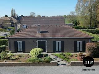 <p>Op zoek naar een woning met ruimte, licht en een sterke ligging? Deze open bebouwing in een rustige, residentiële buurt in Asse (RELEGEM) combineert comfort met bereikbaarheid. Dankzij de nabijheid van belangrijke invalswegen, openbaar vervoer, scholen en winkels geniet u hier van een uitstekende locatie.<br />De woning beschikt over een bewoonbare oppervlakte van 227 m² op een perceel van ca. 481 m². U vindt er een lichtrijke leefruimte met salon en eetplaats, een uitgeruste keuken, drie volwaardige slaapkamers en een badkamer. Daarnaast beschikt de woning over een kelder en een inpandige garage, en een aangename tuin met westelijke oriëntatie.<br />De woning is op te frissen en biedt een mooie opportuniteit om volledig naar eigen smaak te renoveren.<br />Interesse? Neem contact op via info@immo-store.be en/of 02/203.03.03.</p>