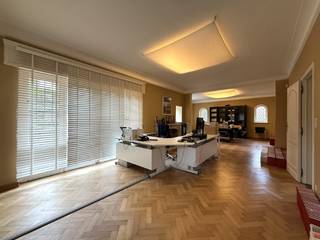 Op een mooie residentiële locatie langs de Kortrijksesteenweg bevindt zich deze ruime villa, die als kantoorruimte te huur wordt aangeboden.<br />Het pand combineert een representatieve uitstraling met een uitstekende bereikbaarheid, een aangename tuin en ruime parkeermogelijkheden.<br /><br />De gelijkvloerse verdieping bestaat uit een inkomhal, een ruime leefruimte die perfect kan worden ingericht als landschapskantoor of vergaderruimte, een afzonderlijk bureau, een keuken en een toilet.<br /><br />Op de eerste verdieping bevinden zich drie ruime bureauruimtes en een praktische berging.<br /><br />De kelderverdieping omvat een garage en verschillende bergingen, die uitstekend geschikt zijn als archief- of opslagruimte.<br /><br /><u><strong>Algemene info</strong></u>:
<ul>
<li>bewoonbare oppervlakte van circa 196 m²</li>
<li>parkeermogelijkheden bij het gebouw</li>
<li>openbaar vervoer in de onmiddellijke omgeving</li>
<li>aangename en residentiële ligging</li>
</ul>
<br />Een unieke opportuniteit voor een onderneming, vrij beroep of praktijk die op zoek is naar een stijlvolle en vlot bereikbare werkomgeving met veel ruimte en uitstraling.<br /><br />Absoluut een bezoek waard!