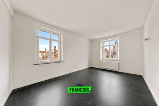 Dit recent gerenoveerde appartement met drie slaapkamers is uitstekend gelegen op slechts 50 meter van de Grote Markt in Brugge. Deze kleinschalige residentie werd volledig vernieuwd en beschikt over een lift in het gebouw. Ook het appartement zelf onderging een grondige renovatie. Zo zijn er nieuwe ramen geplaatst, is er centrale verwarming op aardgas en geniet het geheel van een gunstig EPC.<br /><br />De indeling is praktisch en doordacht: via de inkomhal bereikt u een gastentoilet en een lichtrijke leefruimte met open keuken. Aansluitend bevindt zich een ruime bergruimte. Verder zijn er drie volwaardige slaapkamers en twee badkamers, een tweede afzonderlijk toilet, een wasplaats en nog een extra bergruimte.<br /><br />Interesse? Neem dan nu contact op met Kenjiro via 0495 64 69 95 of waeles@immofrancois.be! <br /><br />