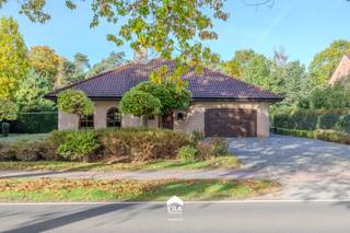 <u>Lommel</u>: prachtig landhuis met 3 slaapkamers (mogelijks 4), gelegen in bosrijk villapark op 5 minuten van de Nederlandse grens.
<ul><li>ruime living met kachel/ open haard</li><li>landelijke keuken, voorzien van alle inbouwapparatuur</li><li>grote inpandige garage met sectionaal poort</li><li>slaapkamer en badkamer op begane grond</li><li>2 slaapkamers, badkamer en grote hobbyruimte op verdieping</li><li>grote buitengarage met kelder en carport</li><li>zuidwest georiënteerde privacybiedende tuin met sproei-installatie</li><li>zonnepanelen</li><li>gunstig EPC</li></ul>