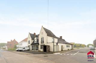 Te koop: halfopen handelspand in het centrum van Waregem, gelegen aan de Nieuwenhovestraat 56.Dit handelspand bevindt zich op een strategische...