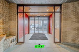 VEELZIJDIG PAND IN HET CENTRUM VAN MEULEBEKE - KANTOOR, CO-WORKING, HANDELSRUIMTE EN WOONMOGELIJKHEDEN <br /><br />Op zoek naar een pand met ruimte voor je onderneming én opbrengstmogelijkheden? Dit veelzijdige gebouw, gelegen op een centrale locatie nabij de Markt van Meulebeke, biedt een uitzonderlijke waaier aan mogelijkheden.<br /><br />Of je nu een kantoor, coworkingruimte, handelszaak, praktijk, opleidingscentrum of een combinatie van werken en wonen voor ogen hebt: dit pand laat zich flexibel invullen volgens uw behoeften.<br /><br />Het gebouw beschikt over ruime en polyvalente ruimtes, verdeeld over verschillende verdiepingen. De grote zalen bieden volop mogelijkheden voor onder meer:<br /><br /><ul><li>kantoren en bedrijfsruimtes<br /><br /></li><li>een coworkingconcept<br /><br /></li><li>vergader- en opleidingsruimtes<br /><br /></li><li>een praktijk of groepspraktijk<br /><br /></li><li>een dans-, yoga- of sportstudio<br /><br /></li><li>workshops, presentaties of groepsactiviteiten<br /><br /></li><li>een handels- of dienstverlenende activiteit<br /><br />Elke verdieping beschikt over eigen sanitair, wat zorgt voor een praktische en zelfstandige indeling.<br /><br />Een bijzondere troef is de mogelijkheid om professioneel gebruik te combineren met woongelegenheden. Denk bijvoorbeeld aan een eigen kantoor met woonmogelijkheid, een combinatie van wonen en ondernemen of een invulling waarbij verschillende functies binnen één gebouw worden samengebracht, steeds afhankelijk van de stedenbouwkundige mogelijkheden en voorschriften.<br /><br />De ligging nabij de Markt van Meulebeke zorgt ervoor dat klanten, medewerkers en bezoekers het pand gemakkelijk kunnen bereiken. Bovendien zijn er ruime parkeermogelijkheden in de onmiddellijke omgeving, een belangrijke troef voor een professionele bestemming.<br /><br />Dit is geen pand met één vastomlijnde bestemming, maar een flexibele ruimte die verschillende toekomstscenario's mogelijk maakt. Ideaal voor een ondernemer die ruimte zoekt, een professional die een eigen praktijk wil uitbouwen, een coworkingconcept wil realiseren of een combinatie van wonen en werken voor ogen heeft.<br /><br />Kom de mogelijkheden zelf ontdekken en laat u verrassen door de ruimte, indeling en veelzijdigheid van dit pand: mail 📧 tielt@immofrancois.be of bel 📞 051 47 48 47 om snel een bezoek in te plannen.</li></ul>