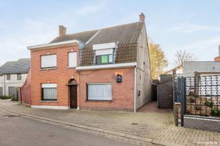 Halfopen woning met 2slpk, veel potentieel en zonnige tuin te LauweOntdek deze charmante halfopen woning met talloze mogelijkheden. Indeling is als...