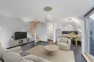 Ontdek dit uitzonderlijk lichtrijke appartement in een recente en verzorgde residentie, rustig gelegen en omgeven door groen. Dankzij de...