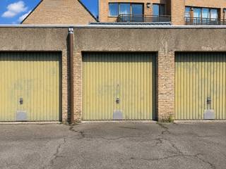 Closed garage box located along the Stationsstraat in the center of Gistel. Dimensions: 5m x 2.75m<br /><br />Pros: <br />- ideal as an investment<br />- right in the center<br />- closed garage box<br />- possibility to purchase multiple garage boxes<br />- lighting available <br /><br /><br /><br />Register of measures: no