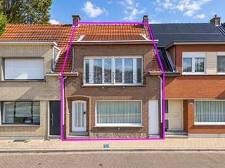 <p><span>Via de inkomhal komt u in de ruime leef- en eetkamer. Aansluitend bevindt zich een tweede eetruimte, die rechtstreeks aansluit op de aparte keuken. Verder beschikt het gelijkvloers over een badkamer met douche en lavabo.</span></p>
<p><span>Op de eerste verdieping bevinden zich drie slaapkamers. De ruime slaapkamer aan de voorzijde geniet dankzij de brede raampartij van veel natuurlijk licht. Daarnaast beschikt de woning over een handige stapelzolder, ideaal als extra bergruimte.</span></p>
<p><span>Achteraan bevindt zich een onderhoudsvriendelijke stadstuin/koer met een overdekt gedeelte. De ruime berging/werkplaats biedt heel wat extra opslagmogelijkheden en leent zich uitstekend voor het stallen van fietsen, als hobbyruimte of als praktische werkplaats. Dankzij de zij-ingang is de achterzijde van de woning bovendien rechtstreeks bereikbaar, zonder dat u hiervoor door de woning hoeft.</span></p>
<p><span>De woning is centraal gelegen in Kapellen, met winkels, scholen en openbaar vervoer in de nabije omgeving en een vlotte verbinding naar het centrum en de omliggende gemeenten.</span></p>
<p><span>Deze degelijk onderhouden woning beschikt over drie slaapkamers en heel wat praktische ruimte. Hoewel de woning qua afwerking verouderd is en enige modernisering kan gebruiken, vormt ze een mooie basis voor wie ze graag stap voor stap naar eigen smaak wil vernieuwen.</span></p>
<p><span>Voor een bezoek of meer informatie kan u ons contacteren via 03/568.03.03 of </span><span>info@vastgoed03.be</span><span>.</span></p>