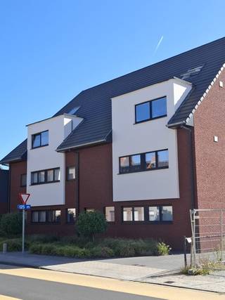 <p>In deze kleinschalige residentie uit 2015, gelegen op een gunstige locatie nabij het centrum van Dendermonde, wordt dit ruime duplexappartement op de tweede verdieping te huur aangeboden.<br />Bij het binnenkomen valt meteen de ruime en bijzonder lichtrijke leefruimte op. De woonkamer vormt één mooi geheel met de luxueus ingerichte keuken met kookeiland, waardoor een aangename en open leefomgeving ontstaat. De keuken is volledig uitgerust met een keramische kookplaat, warmeluchtoven, vaatwasser en koelkast.<br />Vanuit de woonkamer geniet u rechtstreeks toegang tot het zuidgerichte terras, een heerlijke plek om volop van het zonlicht en de buitenlucht te genieten.<br />Daarnaast beschikt het appartement over een praktische berging, voorzien van aansluitingen voor wasmachine en droogkast en voldoende extra opbergruimte.<br />Via de trap bereikt u de bovenverdieping. Hier bevinden zich naast de ruime masterbedroom nog een tweede slaapkamer en een extra berging. De badkamer is uitgerust met een toilet, een douche in ligbad en een praktisch badkamermeubel.<br />Dankzij het uitstekende energielabel A blijft ook het energieverbruik mooi onder controle.<br />Tot slot beschikt u achteraan de residentie over een private parkeerplaats, zodat u uw wagen steeds veilig en comfortabel kunt parkeren.<br />Een ruime, stijlvolle en energiezuinige duplex met zonnig terras, vlak bij het centrum van Dendermonde — ideaal voor wie comfortabel en rustig wil wonen.<br /><br />Maandelijkse kost: 50 euro</p>