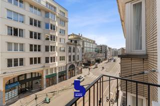 Vernieuwd appartement in een volledig gerestaureerd, statig herenhuis met een unieke combinatie van karakter en hedendaags comfort. Deze charmante residentie bevindt zich op een toplocatie in het hart van Oostende, op wandelafstand van de zee, het sfeervolle Marie-Joséplein, het groene Leopoldpark en tal van winkels, restaurants en gezellige cafés. Bovendien geniet u van een uitstekende bereikbaarheid met parkeermogelijkheden in de nabije omgeving.<br /><br />Het gebouw onderging een grondige totaalrenovatie waarbij zowel het interieur als alle technieken werden vernieuwd volgens de nieuwste normen. Dit herenhuis-appartement onderscheidt zich door zijn authentieke elementen, zoals een prachtige parketvloer, sierlijke deurlijsten, originele plinten en stijlvolle marmeren accenten, die perfect harmoniëren met een moderne afwerking.<br /><br />Bij het binnenkomen wordt u meteen verwelkomd door de hoge plafonds en de overvloedige lichtinval, wat zorgt voor een bijzonder ruim en aangenaam gevoel.<br /><br />Indeling:<br />U betreedt de elegante inkomhal die uitmondt in een lichtrijke leefruimte met toegang tot een balkon en een open, volledig ingerichte keuken. Verder beschikt het appartement over een moderne badkamer met inloopdouche en lavabomeubel, een slaapkamer van 12 m², een polyvalente kamer van 6 m² (ideaal als dressing, bureau of kinderkamer) met aansluitend balkon, en een apart gastentoilet.<br /><br />Extra troef:<br />Vanuit het appartement geniet u van een zijdelings zicht op het iconische De Grote Post, wat bijdraagt aan de unieke beleving van deze topligging.<br /><br />Troeven:
<ul>
	<li>Gelegen in een authentiek herenhuis met karakter</li>
	<li>Hoogwaardige totaalrenovatie</li>
	<li>Veel lichtinval en hoge plafonds</li>
	<li>Centrale ligging nabij zee, winkels en horeca</li>
	<li>Geen renovatieplicht</li>
	<li>Aangename terrassen</li>
	<li>Fietsenberging op het gelijkvloers</li>
</ul>
Een unieke kans voor wie stijlvol wil wonen of investeren in het bruisende Oostende.