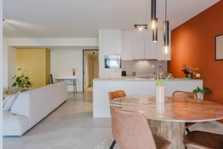 Op zoek naar een tijdelijke, volledig ingerichte thuis in Roeselare? Dit ruime gelijkvloerse appartement in de Azalealaan is beschikbaar voor een kort verblijf.<br /><br />Via de inkomhal bereik je het gastentoilet, 2 slaapkamers, waarvan één met dressing, en de badkamer met douche en lavabomeubel. Daarnaast is er een ruime berging met wasmachine en droogkast.<br /><br />De stalen deur geeft toegang tot de open leefruimte met bureauruimte, gezellige zithoek, eettafel en volledig uitgeruste keuken met eiland en alle nodige toestellen. Via het schuifraam kom je op het terras, dat deels overdekt is.<br /><br />Parkeren kan gratis in de doodlopende straat. De ligging is bovendien bijzonder praktisch: op ca. 1,5 km van de Grote Markt en het station, 4 km van AZ Delta campus Rumbeke en 2,3 km van AZ Delta campus Brugsesteenweg.<br /><br /><br />Waarom dit aanbod overwegen?<br /><br />✔ Gelijkvloers appartement<br />✔ 2 slaapkamers + dressing<br />✔ Volledig gemeubeld & uitgerust<br />✔ Bureauruimte in leefruimte<br />✔ Wasmachine & droogkast<br />✔ Terras deels overdekt<br />✔ Gratis parkeren voor de deur<br />✔ Minimum 1 – maximum 3 maanden<br />✔ Max. 3 personen<br /><br />Voor water, gas en elektriciteit wordt €150/mnd voorschot aangerekend. <br />Internet, tv, brandverzekering en syndic: forfait van €150/mnd. <br />Eindschoonmaak is voor rekening van de gebruiker. Stockage van goederen is niet mogelijk.<br /><br />Ideaal voor stagiairs, tijdelijke werkopdrachten, een verbouwing of als overbrugging tussen twee woningen.<br />Geïnteresseerd? Vul het contactformulier in en we nemen spoedig contact met je op.