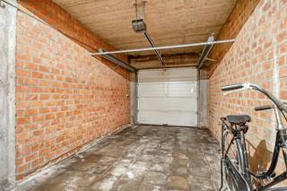 Bent u op zoek naar een veilige parkeerplaats of een interessante investering? Dan is deze afgesloten garage in de Koning Leopold III-straat 23 te Merchtem een uitstekende opportuniteit. De garage is voorzien van een praktische sectionaalpoort en is vlot toegankelijk, waardoor in- en uitrijden bijzonder comfortabel verloopt. Dankzij de centrale ligging, op korte afstand van het centrum van Merchtem, geniet u van een uitstekende bereikbaarheid en blijft de vraag naar parkeer- en garageplaatsen in de omgeving groot. Ideaal voor eigen gebruik, als veilige opslagruimte of als rendabele investering met verhuurpotentieel. Een interessante kans voor wie op zoek is naar een zorgeloze investering op een gegeerde locatie
meer info: Michael@immoaccenta.be