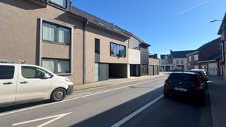 LiggingDeze stijlvolle bel-etagewoning is gelegen in de Pittem, een charmante en rustige gemeente. De Kerkstraat vormt een aangename, residentiële...