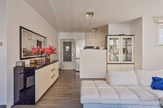 <p><span>Gelijkvloers appartement met tuin</span></p><p><span> </span></p><p><span>Bent u op zoek naar een gelijkvloers appartement met grote tuin? Lees dan zeker verder!</span></p><p><span> </span></p><p><span>Het appartement is gelegen in Borgerhout, vlakbij voorzieningen zoals: invalswegen, openbaar vervoer, winkels en supermarkten, scholen, parken, restaurants enzovoort. </span></p><p><span> </span></p><p><span>U wordt verwelkomd in de inkomhal met vervolgens de ruime woonkamer met open keuken, een zitgedeelte en een eetgedeelte. </span></p><p><span> </span></p><p><span>Hiernaast heeft het appartement twee volwaardige slaapkamers, een badkamer met bad en een apart toilet. Er is ook een praktische bergruimte voor een wasmachine en droogkast te voorzien. </span></p><p><span> </span></p><p><span>Dé troef? Het appartement heeft een tuin van wel 200m², waar u volop kan genieten van de buitenruimte. </span></p><p><span> </span></p><p><span>Wenst u graag een afspraak? Contracteer <span>info@reant.be</span></span><span> en 03 283 06 06</span></p>