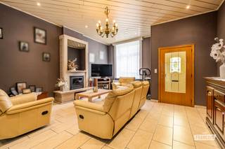 Op zoek naar een ruime op te frissen woning met karakter, een aangename tuin en alle voorzieningen vlakbij? Deze 3-gevelwoning in Clabecq, Tubize, biedt met maar liefst 216 m² bewoonbare oppervlakte verrassend veel ruimte voor het hele gezin.<br /><br />De woning beschikt over een royale leefruimte, een keuken, drie slaapkamers en een badkamer. De woning wordt verwarmd op gas en beschikt daarnaast over een houtkachel, die voor extra warmte en sfeer zorgt. Extra mogelijkheden vind je op de inrichtbare zolder, ideaal als bijkomende slaapkamer, bureau of hobbyruimte.<br /><br />Buiten geniet je van een verzorgde tuin, die praktisch bereikbaar is via de doorgang rechts van de woning. Parkeren kan voor de deur of op de parking op het plein.<br /><br />De ligging combineert het beste van twee werelden: je woont centraal in Clabecq, met winkels en openbaar vervoer op wandelafstand, terwijl de woning toch rustig gelegen is. Ook Halle bereik je in ongeveer 10 minuten met de wagen.<br /><br />Wil je deze woning te koop in Clabecq zelf ontdekken? Contacteer Immo Francois voor een bezoek. <br /><br />Denk je eraan om je woning in Tubize of omgeving te verkopen? Neem vrijblijvend contact op met Mathias van Immo Francois in Brussel voor een gratis schatting via meire@immofrancois.be.<br /><br />