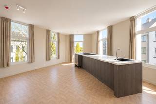 <p>Op de tweede verdieping van dit volledig <strong>gerenoveerde </strong>gebouw bevindt zich een appartement dat uitblinkt in licht, rust en verfijnde afwerking.</p>
<p>De hoekligging speelt hier een hoofdrol: de leefruimte geniet van <strong>rijke lichtinval</strong> langs meerdere zijden, wat zorgt voor een open en luchtig gevoel doorheen het volledige appartement. De visgraatvloer en de zachte, neutrale materialen creëren een warme en tijdloze woonomgeving.</p>
<p>De <strong>open keuken met eiland</strong> vormt het centrale punt van de ruimte en werd afgewerkt met duurzame materialen en kwalitatieve toestellen — een plek waar functionaliteit en esthetiek perfect samenkomen.</p>
<p>De indeling omvat <strong>twee volwaardige slaapkamers</strong>, elk rustig gelegen en flexibel in te richten. De badkamer werd modern en stijlvol afgewerkt met een <strong>inloopdouche </strong>en hoogwaardige materialen.</p>
<p>Het <strong>privéterras </strong>vormt een waardevolle uitbreiding van de leefruimte en biedt een aangename buitenplek waar u kan genieten van rust en licht.</p>
<p>Ook hier werd ingezet op comfort en duurzaamheid, met onder andere <strong>vloerverwarming </strong>in leefruimte en slaapkamers en een afwerking die tot in detail werd doorgetrokken.</p>
<p>Extra’s:</p>
<ul>
<li>Privatieve <strong>kelderberging </strong>inbegrepen</li>
<li><strong>Fietsenstalling </strong>binnen het gebouw</li>
<li>Geen lift → <strong>lage maandelijkse kosten</strong></li>
</ul>
<p>De <strong>ligging </strong>is bijzonder gegeerd: vlakbij de Meir, het groen van Park Spoor Noord en de jachthaven van ’t Eilandje.</p>
<p>Een appartement dat overtuigt door zijn licht, afwerking en balans — en dat u het best zelf komt ervaren.</p>
<p>Bij aankoop wordt een bijdrage van €925 voorzien voor de opmaak van de basisakte.<br /><br />Voor meer info of een bezoek, contacteer ons via 03/568.03.03 of info@vastgoed03.be</p>