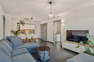 Dit instapklaar hoekappartement op de derde verdieping van Residentie Riverside combineert ruimte, licht en een uitstekende ligging in Heverlee. Een Delhaize bevindt zich vlak achter het gebouw en voor het gebouw is een grote publieke parking voorzien. Het kasteelpark en de sportcampus Arenberg liggen in de buurt, en de Leuvense binnenstad en verschillende campussen zijn op wandelafstand.<br />Met drie slaapkamers, twee zonnige terrassen en een eigen kelder is het geschikt voor een gezin, of voor ouders die een appartement zoeken voor hun studerende kinderen. <br /><br />U komt binnen via de inkomhal met ingebouwde vestiaire. De lichtrijke leefruimte van 28 m² geeft toegang tot het zuidoost-gerichte terras, ideaal om van de ochtendzon te genieten. Verder is er nog een afzonderlijke, volledig ingerichte keuken met wasplaats.<br />Vanuit de nachthal bereikt u de drie slaapkamers, waarvan één met toegang tot het tweede, zuidwest-gerichte terras, het aparte toilet en de badkamer. Bij het appartement hoort ook een privatieve kelderberging.<br /><br />EPC B-label! Elektriciteit conform! Asbestveilig!<br /><br />Wenst u dit appartement te bezichtigen? Boek uw bezoek online via www.immojanstas.be of neem rechtstreeks contact met mij op via lucas@immojanstas.be of 0495 63 64 62.<br /><br />Bijkomende documenten zoals EPC, bodemattest, stedenbouwkundige inlichtingen, asbestattest en elektriciteitskeuring kunt u hieronder downloaden ↓