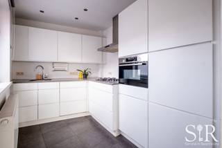 <p>Ben je op zoek naar een appartement zonder al die dure zware gemeenschappelijke kosten en lasten? Dan is deze goed bereikbare duplex mét ruime garage en terras in Niel mogelijks exact wat je zoekt. Op een boogscheut van het centrum geniet je hier van alle nodige voorzieningen binnen handbereik: winkels, scholen en openbaar vervoer bevinden zich op wandel- en fietsafstand. Dankzij de vlotte verbindingen naar invalswegen en nabijgelegen gemeenten combineert deze locatie het gemak van een centrale ligging met een fijne, levendige woonomgeving.</p>
<p>Indeling: Het gelijkvloers beschikt over een ruime, inpandige garage met meer dan voldoende plaats voor één wagen én een praktische opbergruimte voor fietsen en extra materiaal.</p>
<p>De eerste verdieping bestaat uit een lichtrijke woonkamer met een open keuken die zorgt voor een gezellig en ruimtelijk gevoel. Op deze verdieping is ook een apart gastentoilet voorzien.</p>
<p>Op de tweede verdieping bevinden zich twee volwaardige slaapkamers en een eigentijdse badkamer die uitgerust is met een ruime inloopdouche. Bovendien beschikt deze verdieping over een tweede aparte WC.<br /><br />Troeven op een rij:<br />-EPC: C (geen renovatieverplichting)<br />-Centrale ligging vlakbij winkels, scholen en openbaar vervoer<br />-Parkeerterrein met laadpalen voor de deur<br />-Grote garage met plaats voor auto én fietsen/opbergruimte<br />-Lichtrijke woonkamer met open keuken<br />-2 volwaardige slaapkamers<br />-Badkamer met ruime douche</p>
<p><br /><span>Laat deze kans niet aan u voorbijgaan! Neem vandaag nog contact met ons op via <b>info@immosir.be </b>voor meer informatie of om uw bezoek in te plannen.</span></p>