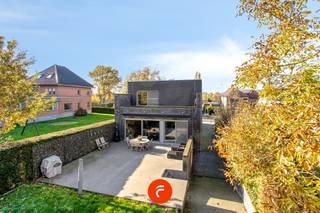 Een jonge (Bj:2011) en zeer ruime woning met een tijdloze architectuur. Rustige ligging in het centrum van Marke met een vlotte verbinding naar...