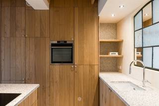 <p><span>RONSE</span><span> - Bent u op zoek naar een huurwoning waar comfort, duurzaamheid en stijl naadloos samenkomen? Deze volledig gerenoveerde stadswoning biedt een unieke woonervaring en is klaar voor haar </span><span>eerste bewoning na een doorgedreven bio-ecologische renovatie</span><span>. Hier werd bewust gekozen voor gezonde, kwalitatieve en circulaire materialen, zonder in te boeten aan luxe.</span></p><p><span>Het hart van de woning is de prachtige leefkeuken, volledig uitgerust met onder meer een zelfreinigende oven, inductiekookplaat met geïntegreerde afzuiging, vaatwasser, koelkast, diepvriezer en een elegant terrazzo werkblad. Dankzij het grote schuifraam geniet u van een mooi zicht op de zuidwestgerichte eetbare stadstuin met slimme opbergruimte, sfeerverlichting en volledige privacy.</span></p><p><span>De woning beschikt over een warmtepomp met vloerverwarming én koeling op het gelijkvloers, zonnepanelen, regenwaterrecuperatie, waterontharder, videofoon en een uitzonderlijk gunstig EPC. De warme kurkvloeren en leemafwerking zorgen voor een aangenaam en gezond binnenklimaat.</span></p><p><span>Op de eerste verdieping bevinden zich de gezellige leefruimte, twee slaapkamers met ingemaakte kasten en een stijlvolle douchekamer. De tweede verdieping is volledig ingericht als mastersuite met dressing, eigen badkamer en apart toilet. Daarnaast zijn er een praktische mudroom/wasplaats, fietsenberging, twee badkamers en twee afzonderlijke toiletten.</span></p><p><span>Gelegen op wandelafstand van het centrum van Ronse, met winkels, scholen, openbaar vervoer en belangrijke invalswegen binnen handbereik. Een woning voor wie bewust kiest voor comfortabel, energiezuinig en toekomstgericht wonen.</span></p>