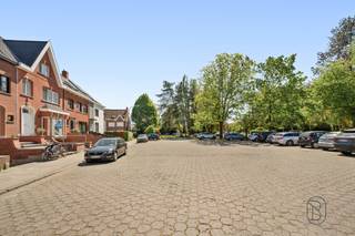 Ontdek deze uitzonderlijk goed afgewerkte woning waar ruimte, licht en comfort centraal staan. De woning beschikt over maar liefst 3 ruime slaapkamers, 2 stijlvolle badkamers en 2 praktische dressings – ideaal voor een gezin dat op zoek is naar luxe en functionaliteit.<br /><br />De lichtrijke, open leefruimte vormt het kloppend hart van de woning en sluit naadloos aan op de prachtig aangelegde stadstuin. Dankzij de grote raampartijen geniet u hier de hele dag door van natuurlijk licht en een mooi zicht op buiten. Het gezellige terras maakt het plaatje compleet en nodigt uit tot ontspannen momenten.<br /><br />Extra troeven? Zeker! De woning is uitgerust met 14 zonnepanelen en airconditioning, wat zorgt voor een energiezuinig en comfortabel woonklimaat. Bovendien is de woning volledig onderkelderd, met een garage, wasplaats, wijnkelder en tal van bergruimtes.<br /><br />Kortom: een unieke kans voor wie op zoek is naar een perfect afgewerkte woning op een topligging!<br /><br />BEZOEKMOMENT op afspraak: vrijdag 8/05 15u30-18u en zaterdag 9/05 9u-15u30<br /><br />Meer info of plan je bezoek via denis@immobeguin.be of www.immobeguin.be