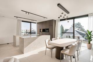 <p><strong>TE HUUR: Exclusieve penthouse met ruim zonneterras en parkeerplaatsen in centrum Haacht.</strong></p>
<p><strong>Modern wonen met licht, ruimte en comfort:</strong></p>
<p>Ontdek deze exclusieve penthouse in de recente residentie aan de Goltfuslaan 33 bus 201 te Haacht. <br />Dit stijlvolle appartement combineert moderne architectuur, hoogwaardige afwerking en een uitzonderlijke lichtinval dankzij de grote raampartijen (allen voorzien van automatische zonnewering en vliegenramen) en het ruime zonneterras.</p>
<p>Gelegen op de bovenste verdieping geniet u hier van open zichten, maximale privacy en een aangenaam wooncomfort.<br />€150 per maand vaste kosten huurder (gemeenschappelijk lasten).</p>
<p><strong>Kenmerken:</strong></p>
<ul>
<li>
<p>Bewoonbare oppervlakte: 147 m²</p>
</li>
<li>
<p>Ruim zonneterras met open zicht</p>
</li>
<li>
<p>1 ruime slaapkamer met dressing + extra slaapkamer nu ingedeeld als dressing</p>
</li>
<li>
<p>Badkamer met inloopdouche en dubbele wastafel</p>
</li>
<li>
<p>1 autostaanplaats + 1 kelderberging in de ondergrondse garage</p>
</li>
</ul>
<p><strong>Indeling:</strong></p>
<p>De leefruimte met open keuken vormt het hart van het appartement. Grote schuiframen voorzien van vliegenramen zorgen voor een overvloed aan natuurlijk licht en een directe verbinding met het terras.</p>
<p>De keuken met kookeiland is afgewerkt met hoogwaardige materialen en uitgerust met geïntegreerde toestellen, wat zorgt voor een moderne en tijdloze uitstraling.</p>
<p>De slaapkamer met mogelijkheid tot dressing biedt een rustige plek om te ontspannen. De badkamer is ingericht met een ruime inloopdouche en dubbele wastafel.</p>
<p><strong>Terras:</strong></p>
<p>Het ruime zonneterras vormt een absolute troef en biedt voldoende plaats voor een loungehoek of eettafel, ideaal om te genieten van de zon en het open uitzicht.</p>
<p><strong>Comfort:</strong></p>
<ul>
<li>
<p>Energiezuinig appartement</p>
</li>
<li>
<p>Grote raampartijen voor maximale lichtinval</p>
</li>
<li>
<p>Airconditioning aanwezig</p>
</li>
<li>
<p>Lift in het gebouw</p>
</li>
<li>
<p>Ondergrondse garage met 1 privatieve autostaanplaats en individuele kelderberging</p>
</li>
</ul>
<p><strong>Ligging:</strong></p>
<p>Rustig gelegen aan de Goltfuslaan in Haacht, vlakbij winkels, scholen en openbaar vervoer. Dankzij de vlotte verbinding bereikt u snel Leuven, Mechelen en Brussel.</p>