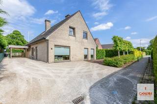 Deze <strong>perfect instapklare woning</strong> met <strong>vier slaapkamers</strong> is gelegen in een rustige, residentiële woonwijk te Vosselare. <br /><br />Via de inkomhal kom je terecht in de ruime living, afgewerkt met een <strong>stijlvolle parketvloer</strong> en <strong>sfeervolle gashaard</strong>. Aansluitend bevindt zich de <strong>lichtrijke eetkamer</strong> met <strong>gezellige zithoek</strong>. De volledige voorziene keuken biedt directe toegang tot zowel de tuin als de berging en garage.<br />In de ruime tuin is het de hele dag door genieten, mede door het <strong>overdekte terras</strong> en het tuinhuis met <strong>sfeervolle zitlounge</strong>. Ideaal voor een zomerse aperitief, barbecue of <strong>gezellige momenten</strong> met het gezin, familie en vrienden. <br />Op de eerste verdieping bevinden zich vier volwaardige slaapkamers, een <strong>ruime badkamer</strong> en een zolderruimte. <br /><br />Bovendien scoort deze woning uitstekend op vlak van comfort en energiezuinigheid dankzij het <strong>gunstige EPC</strong>, het <strong>asbestveilig </strong>attest, de<strong> conforme elektrische installatie</strong> en de <strong>zonnepanelen</strong>. <br /><br />De woning is steeds <strong>met zorg onderhouden</strong> en wordt gekenmerkt door haar ruime indeling, aangename lichtinval en rustige ligging in een doodlopende straat. Kortom, een<strong> ideale en comfortabele gezinswoning</strong>. <br /><br />Interesse in deze instapklare, goedgelegen en ruime woning? <strong>Contacteer Gijs</strong> voor een bezoek via gijs@convas.be of 0492 84 48 24 (telefonisch of via Whatsapp).<br /><br />