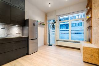 Video --&gt; https://youtube.com/shorts/4fXq_-mHPUQ<br /><br />Ontdek deze charmante en kwalitatief gerenoveerde (2018) rijwoning op een toplocatie nabij het centrum van Blankenberge en 500m van het strand. De woning is momenteel ingericht als zorgwoning met een volwaardige woonst en aparte studio, maar kan perfect dienstdoen als ruime eengezinswoning.<br /><br />Indeling:<br />Gelijkvloers: inkomhal, lichtrijke studio met leefruimte, ingerichte keuken, aparte slaapkamer met inloopdouche, apart toilet en wasruimte.<br />Eerste verdieping: gezellige leefruimte met open keuken en aansluitend een balkonterras.<br />Tweede verdieping: ruime slaapkamer met geïntegreerde badkamer, extra slaapkamer en apart toilet. De hoofdslaapkamer is voorzien van airconditioning.<br /><br />Extra troef: ruime kelder met veel bergruimte of stockagemogelijkheden.<br /><br />Deze instapklare woning combineert modern comfort met een centrale ligging dicht bij winkels, openbaar vervoer en het strand.<br /><br />Benieuwd naar deze topper?<br />📞 Contacteer Laurens via laurens@solvas.be<br /> of 0498 04 56 21 voor meer informatie of een bezoek.