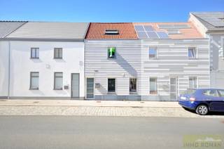 Deze goed onderhouden woning met 3 slaapkamers en tuin treffen we in het centrum van Berchem, deelgemeente van Kluisbergen! Zeer rustig gelegen, met tal van voorzieningen in de buurt en een vlotte bereikbaarheid. <br /><br />De<strong> indeling </strong>van de woning is als volgt:<br />We betreden de woning langs de inkomhal waar er ruimte is voor een kleine vestiaire.<br />Vervolgens beschikt de woning over een ruime geïnstalleerde keuken met ruimte voor een gezellige eethoek, die in verbinding staat met de gezellige woonkamer. De lichtrijke zithoek sluit aan op de <strong>onderhoudsvriendelijke tuin</strong>. Verder is er op het gelijkvloers nog een wasplaats aanwezig met apart gastentoilet. <br /><br />Op de eerste verdieping zijn er <strong>2 slaapkamers</strong> aanwezig en een badkamer voorzien van toilet, wastafel en ligbad. Via de vaste trap bereiken we de zolderkamer die is ingericht en dient als <strong>master bedroom</strong>.<br /><br />Kenmerken: <strong>EPC B-LABEL</strong>, 3 slaapkamers, momenteel verhuurd...<br />Ideale investeringseigendom of starterswoning!<br /><br />Meer info? Contacteer Kyamo De Smet: 0479 06 13 71 of kyamo@immoroman.be